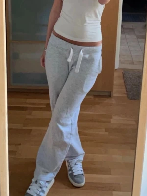 Gråa russemerch mjukisbyxor  - Superbekväma grå mjukisbyxor från R i storlek XS. Säljer då det inte kommer till användning, använd få tal gånger och det finns inga fläckar på den.     💕Nypris: 599