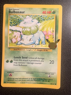 Pokémonkort Bulbasaur Jumbo - Jumbokort i jättefint skick, en liten liten skada uppe på övre kanten till vänster. 