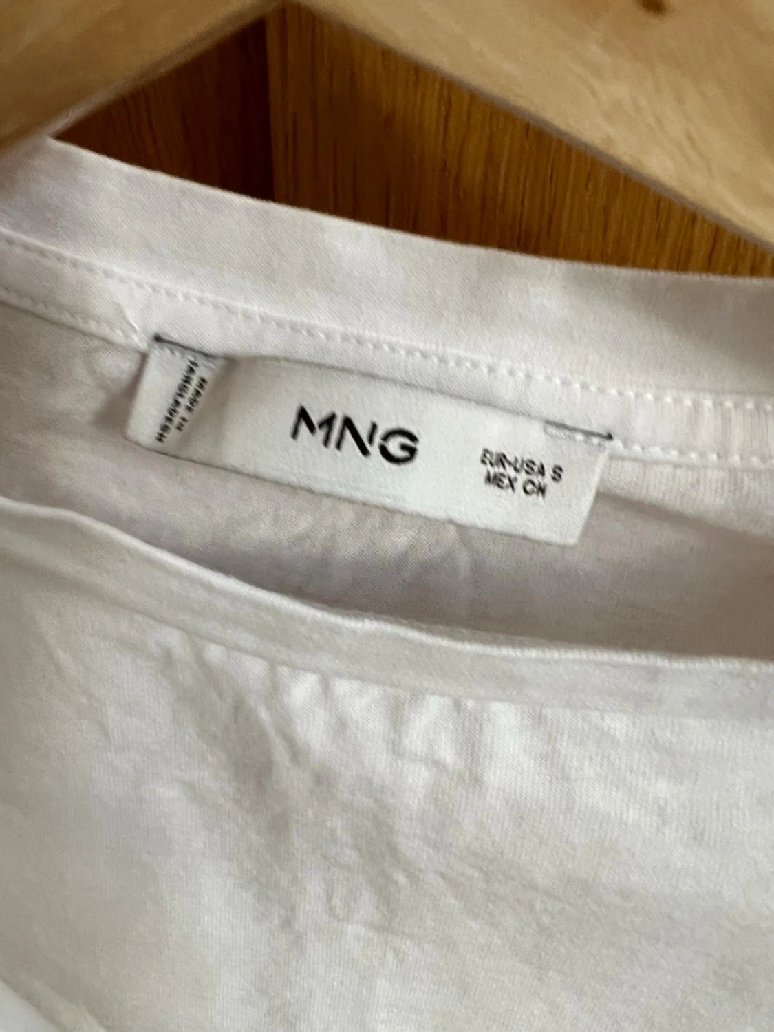 Vit topp med broderade volangärmar MNG - 1