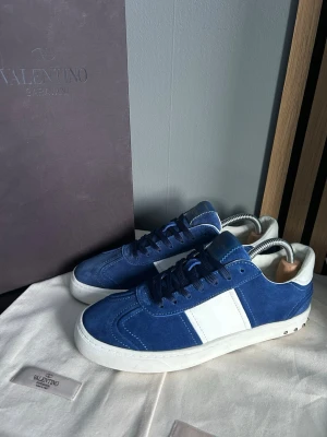 Valentino flycrews 42 - Säljer dessa riktigt snygga Valentino Flycrews i färgen Royal blue. Dem är helt nya så skicket är 10/10. Allt og som finns på bilden medföljer vid köp! Priset är inte hugget i sten. Skriv vid fler frågor eller bilder