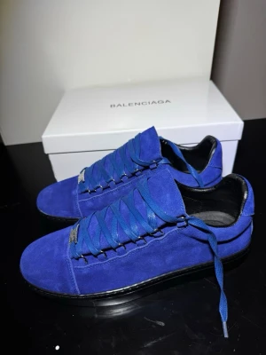 Balenciga arenas  - Ett par balenciga arenas  färg blå ,pris2000, köpt ifrån vinted äktenhets bevis ifrån vinted hänger också med  