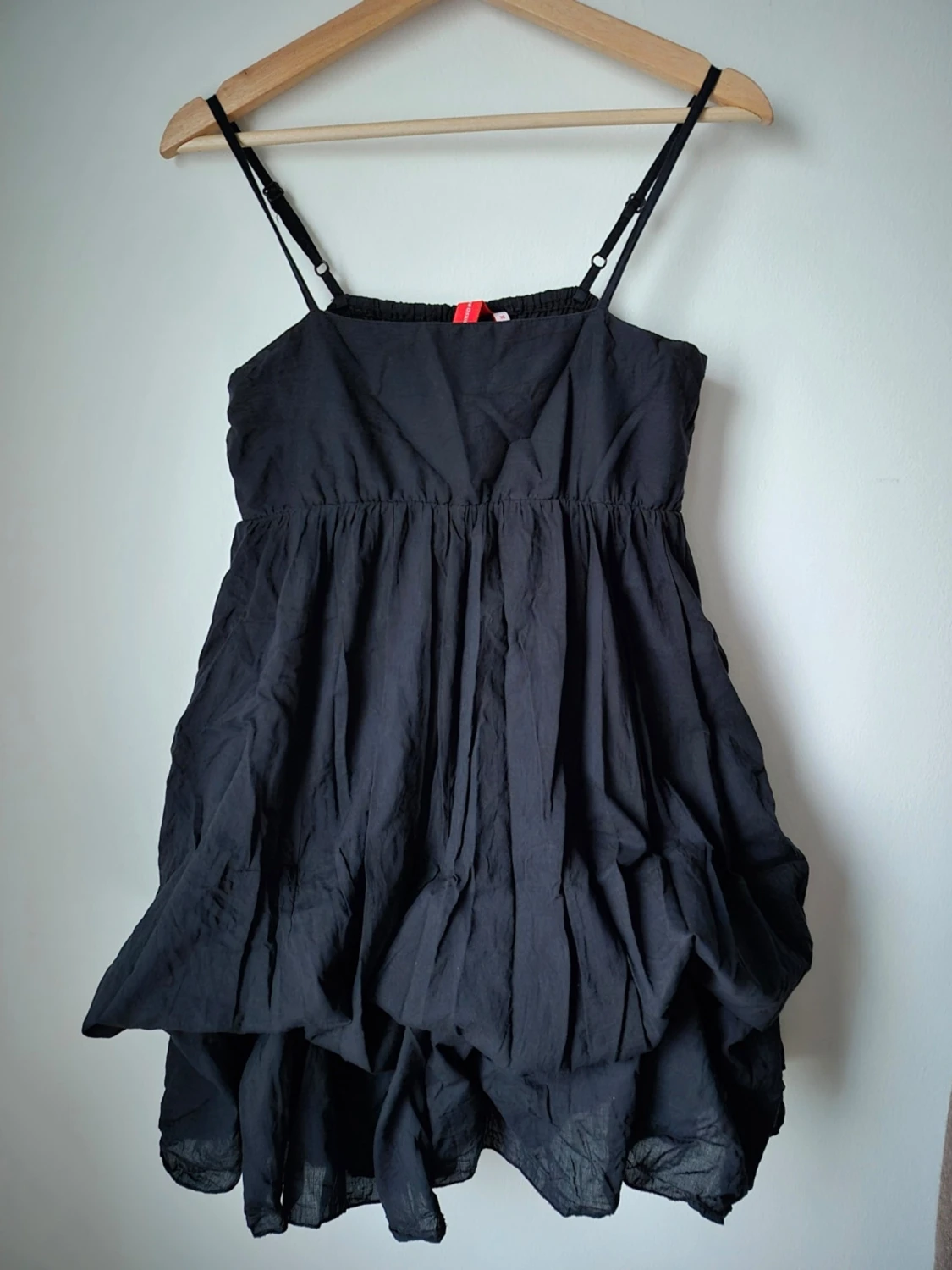 Svart klänning från MQ - justerbara axelband - 1