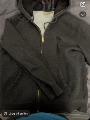 Burberry hoodie ÄKTA - Säljer min mörkgråa  burberry hoodie som självklart är äkta. Köptes på ett outlet i Spanien. Har dessvärre inget kvitto eller liknande.
