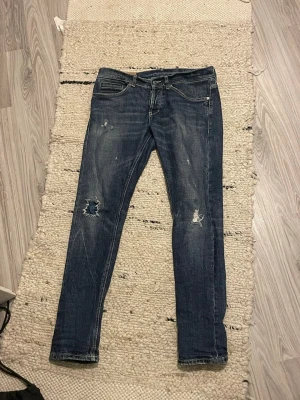 Mörkblå jeans från Dondup  - Fina jeans i perfekt skick! Skriv vid intresse!
