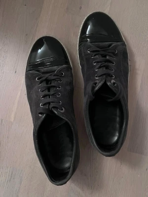  Lanvin captoe grå storlek EU 7 - Lanvin captoe i bra skick. Ingen slitskada inne i skon eller i hälen. Storlek 7 motsvarar storlek 41.