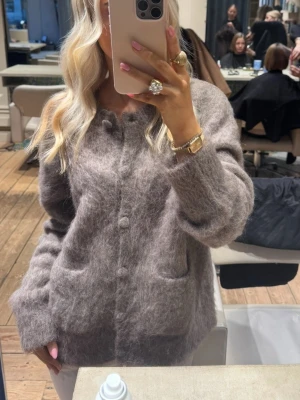 Kofta  - Stickad kofta i alpackamix. Nypris 900kr. Bra skick använd fåtal gånger💓