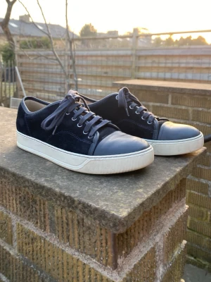 Lanvin sneakers - Säljer ett par riktigt snygga matta Lanvin skor i storlek Uk 6 som passar 40-41.5, skorna var köpta föra sommaren men har inte kommit till mycket användning, skorna kostar även runt 4000 nya. Skriv gärna om ni undrar något👍