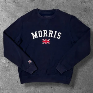 Morris tröja - Säljer denna marinblå tröjan från Morris | storlek M | skick: 7,5/10, liten fläck nedanför kragen (bild 4) går säkert bort i tvätten | Hör av er vid frågor, pris kan diskuteras vid snabb affär! 🫡