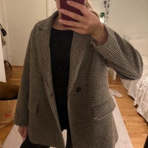 Kavaj - jättefin rutig kavaj/jacka från Zara. I storlek 164 men skulle säga en XS. Aldrig använd och i nyskick!💛
