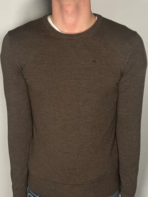 J.Lindeberg tröja - Säljer en riktigt snygg och trendig J.Lindeberg tröja i fint skick, storlek S men sitter som XS, vid frågor är det bara att skriva //Gramenti