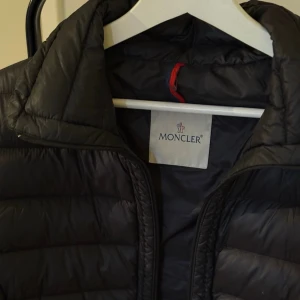 DAMJACKA  - Superfin jacka i en längre modell, passar S/M. 