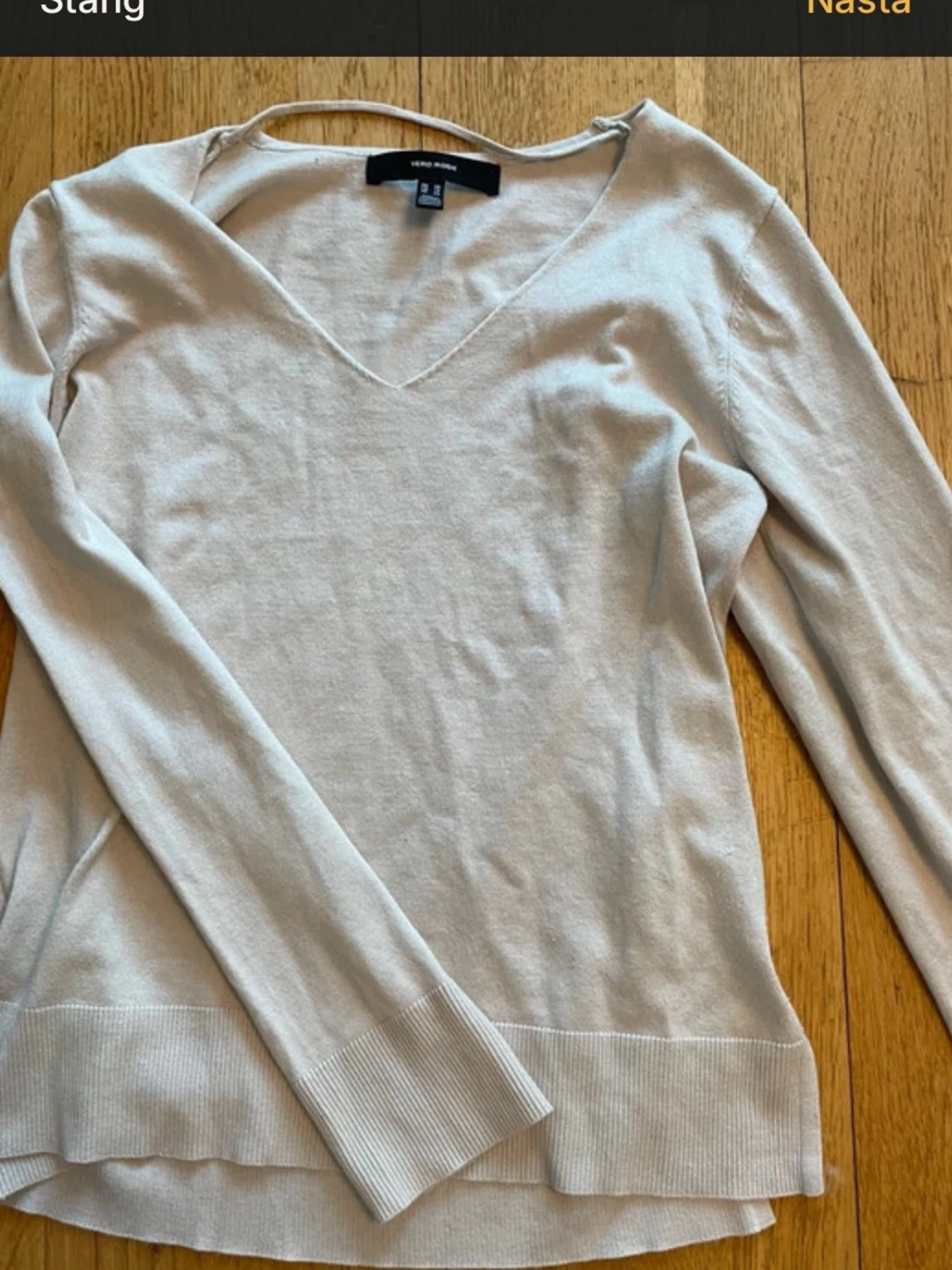 Beige V-ringad tröja från Vera Moda - 1