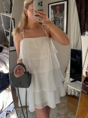 Vit volangklänning  - Sötaste klänningen, helt oanvänd! Från Gina