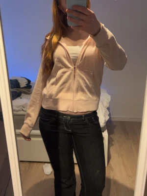 Ziphoodie - Säljer en ljusrosa ziphoodie med dragkedja och huva. Jätte fin men säljer för att den ej kommer till användning. Tröjan är i storlek L men skulle absolut säga att den passar iallafall M! Skickas snabbt. Skriv för frågor och pris går att diskutera🩷