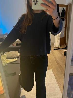 Stickad tröja  - Mörk/marinblå stickad tröja från lager 157. Säljer för att den inte kommer till användning. Skickas snabbt. Skriv för frågor och pris går att diskutera💙