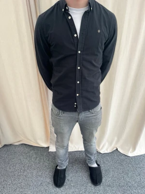 Svart skjorta från Morris - Stilren svart skjorta från Morris. Strl m, personen på bilden är 184 cm lång. Skicka gärna prisförslag. Kika in min profil för mer schyssta plagg