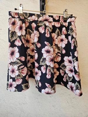 Svart blommig kjol - Blommig kjol från Forever 21. Storlek M men skulle säga den passar S. Köpt i London.