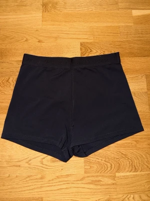 Svarta boxerkalsonger från Björn Borg - Säljer ett par svarta boxerkalsonger från Björn Borg. Klassisk modell med bred resår i midjan där Björn Borg-loggan är diskret invävd. Tillverkade i mjukt och stretchigt material som sitter skönt hela dagen.