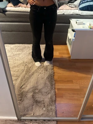 Svarta bootcut jeans - Jätte snygga svarta bootcut jeans ifrån grunt! Säljer pga att jag inte andvänder de längre annars är de super snygga!!☺️😋