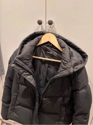 Only puffer jacka  - Jättefin pufferjacka från ONLY! Använd få gånger, och är i så gott som nytt skick! Perfekt nu till våren, när det är lite mittemellan väder, men passar också bra för kallare dagar! Nypris 1100kr💓