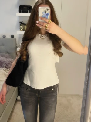 Vit topp med öppen rygg  - Jättefin vit topp som aldrig är använt. Storlek S. Knyts för bak i ryggen. Från Gina Tricot. 