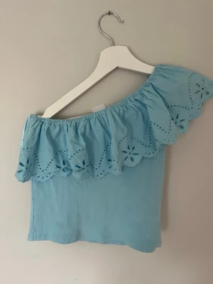 Ljusblå offshoulder topp med volang - Aldrig använd!💕