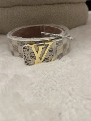 L.V bälte  - Skickar inom 24 timmar 110cm kommer även med en hålslagare 