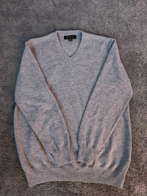 Loro piana Kashmir v-neck - Säljer en väldigt snygg tröja ifrån Loro Piana som är tillverkad i 100% kashmir vilket är ett extremt högkvalitativt material och det gör tröjan den skönaste tröjan jag någonsin bärt. Frågor? Kontakta mig✅ allt gott, mvh N
