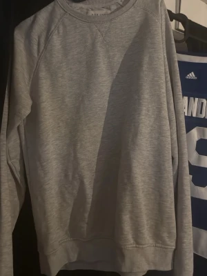 Pier one hoddies - Säljer dessa 2 hoddies för 300kr en sweetshshirt o en med luva då jag ej änvänder dessa dem är i storlek s