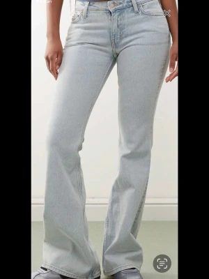 Ljusblå bootcut jeans från Weekday - Säljer ett par ljusblå bootcut jeans från Weekday med väldigt låg midja! Denna modellen säljs inte på Weekdays hemsida längre! Aldrig använda! Säljer för att de är för små!  Nypris 699