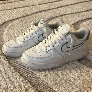Air Force 1 - Ett par feta Air forces som är perfekt för alla årstider ❄️. Den exakta modellen är svår att hitta. Skorna kommer utan box