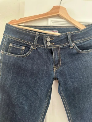 Lågmidjade bootcut jeans  - Snygga mörkblå bootcut jeans. Midjemått:40-41cm rakt över Innerbenslängd:82-83