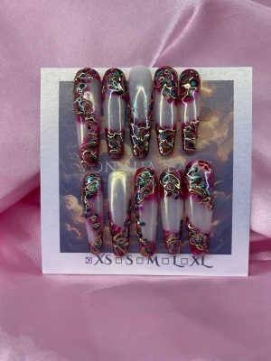 Bloodline (XS);ExtraLong Coffin - Snygga handgjorda långa press-on naglar i en extra lång coffin-form med glowig bas och detaljer i metallic rött, svart och 3Dnailart i guld swirl. Designen har en cool 3D-effekt och passar perfekt för dig som vill sticka ut. XS: 14 mm, 11 mm, 11,5 mm, 10 mm, 8 mm (Guld)