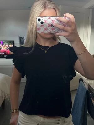 Svart topp - Superfin svart T-shirt med volang detalj i ärmarna💕