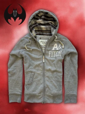 Vintage Abercrombie & fitch Senital zip hoodie Jacket - Säljer denna mest sjukaste extremt sällsynta Abercrombie & Fitch Jacka, uppe på bud just nu! 1899 kroner | Mycket bra skick | Size L men funkar också M  | Längd: 70cm Bredd: 57cm Armlängd: 71cm | Modell 178, 60kg |