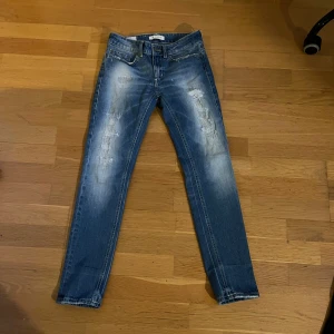 Dondup jeans - Säljer ett par dondup jeans med nice slitningar. De har en slim passform och sitter skönt runt bena. Säljer dessa de är lite för stora. Vid minsta lilla fundering är det bara att höra av