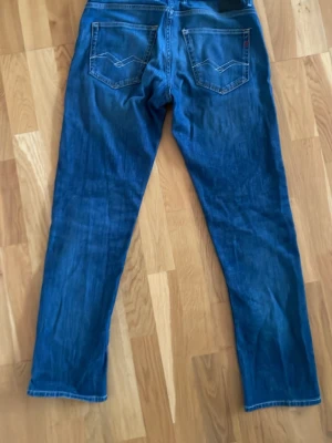 Replay jeans  - Snygga blå jeans från Replay med straight fit. Storleken är W29 L32. Dom är väldigt bra skick då jag inte har använt dom mycket. Tillverkade i bomull med en bekväm passform och normal midja.