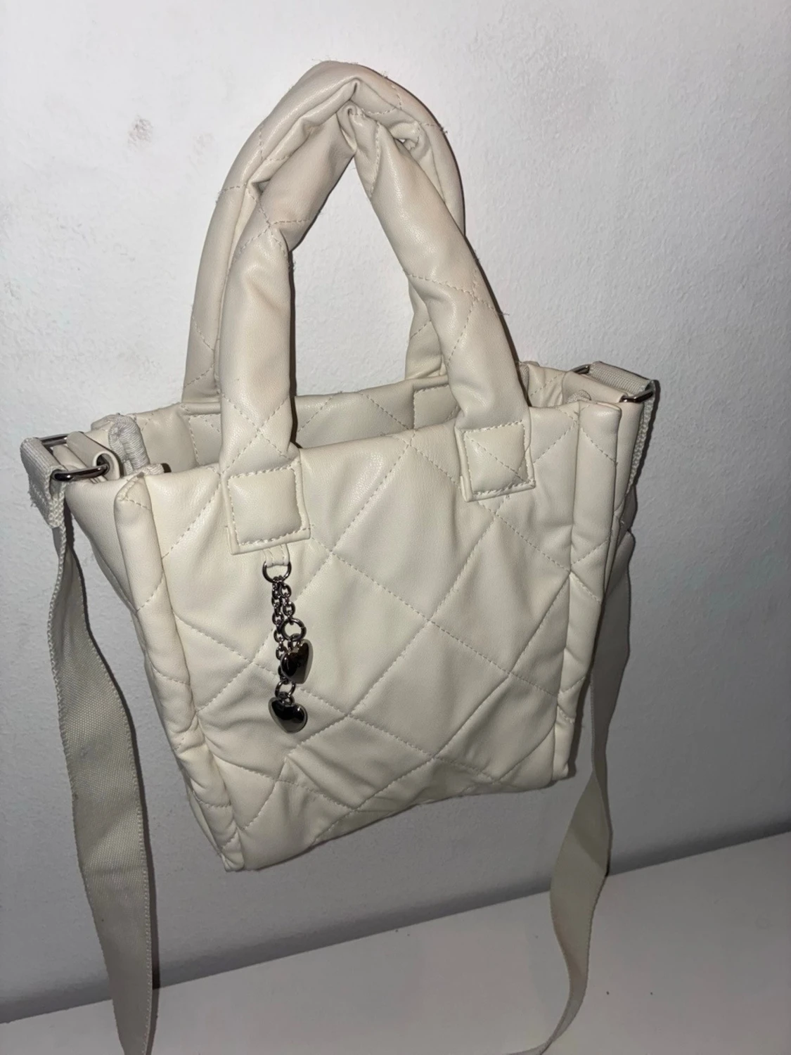 Vit quiltad handväska med axelrem H&M - 1