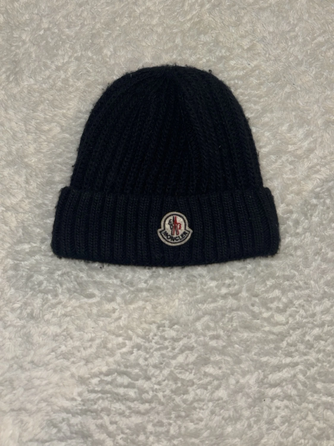 Svart ribbstickad mössa från Moncler