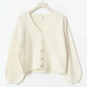 stickad kofta - intressekoll på min stickade kofta!!🩷 den är använd fåtal ggr och skriv för prisförslag och flera bilder och frågor!! eller om ngn vill byta mot en likadan fast i svart!