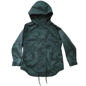 Mörkgrön vårjacka/ tunn jacka/ vindjacka, Monki - Mörkgrön parkas/ vårjacka från Monki!