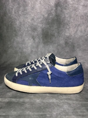 Golden goose sneakers - Mycket fint skick | Size 42  | fraktar spårbart inom 24 timmar |  för att köpa klicka ” köp nu” | vid frågor skriv ett meddelande | inget medföljer 