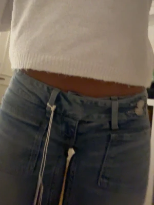 Pleated flare jeans petite - Jättefina lågmidjade jeans som endast är testade! I petite så passar någon lite kortare | jag på bilden är 160 | skriv för frågor 🩷