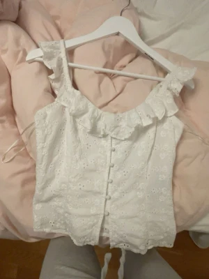 Söt linnetopp med volang - säljer min söta topp från Vero Moda. super söt med knappar och volanger. Säljer då den inte riktigt kommer till andvänding (har bara andvänt den fåtal gånger), nypris runt 550❣️skriv om du har några frågor!❣️❣️