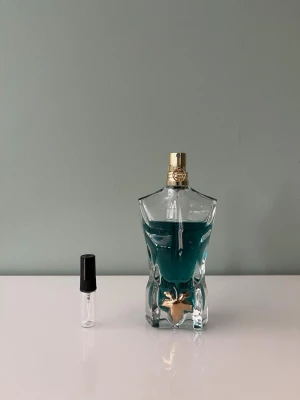 1 ml sample av Jean Paul Gaultier  - Ett sample på 1 ml av Jean Paul Gaultier le beau edt. Det är en fräsch sommarparfym med doft av b.l.a kokos. Det är en populär sommarparfym som är lätt att gilla. Våra samples är helt nya och är gjorda av glas. Det är fritt fram att skriva till oss om ni har frågor.