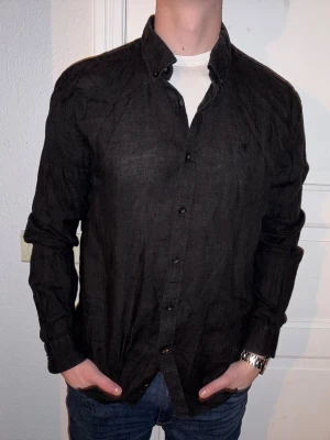 Svart linneskjorta med knappar - Svart linneskjorta från Morris i storlek L  Fint skick till ett bra pris. Nypris: 1995kr. Mitt pris: 349kr. Vid frågor eller funderingar, tveka inte att höra av dig.