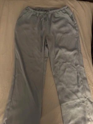 Satinbyxor Madlady - Ljusblåa satinbyxor ifrån Madlady, storlek M, x-tall i nyskick