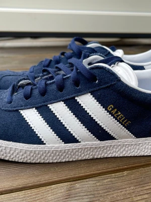 Adidas Gazelle, storlek 36 2/3 - Blå Adidas Gazelle, storlek 36 2/3  Skorna är i fint skick