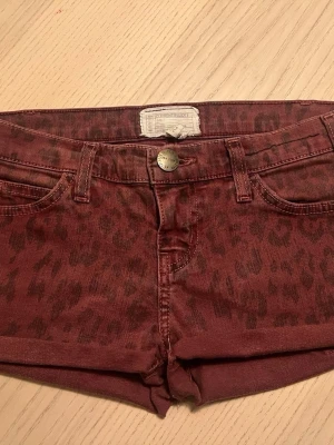 Jeansshorts med leopardmönster - Supersnygga lågmidjade jeansshorts med leopardmönster som jag sytt om från ett par jeans💓 Postar samma dag eller dagen efter!  Kolla in vår profil för fler plagg och rabatt vid köp av flera kläder!💞💞  Midjemått - 39 cm  Längd framsida - 21 cm  Längd baksida - 22 cm  #denim #jeansshorts #lågmidjade #kortashorts #sommar #vår #hollister #snyggafickor #stockholmsstil #copenhagenstyle #trending #trendy #vintage #cool #leopard #vinröd #kortashorts