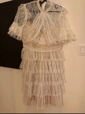 Bymalina klänning  - Säljer min studentklänning. Endast använd en gång under studenten. Storlek L, men passar även M. I mycket fint skick. Nypris 2800 kr. 